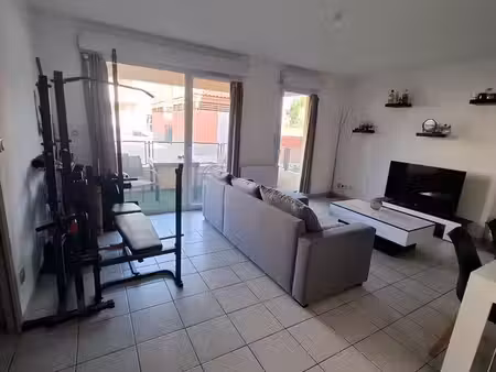 t2 meublé de 42 m² avec terrasse  parking privatif et piscine – disponible au 04/10