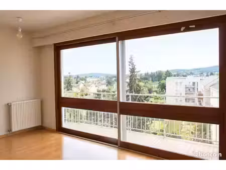 studio hypercentre au dernier étage avec balcon