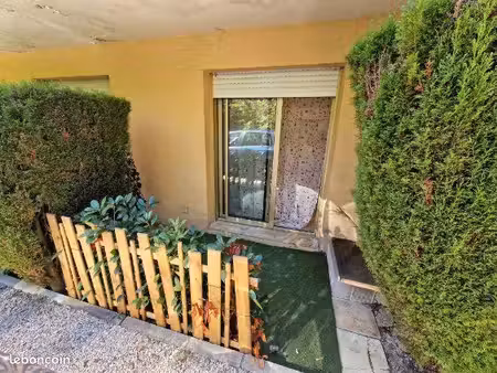 studio meublé refait à neuf avec rez-de-jardin — résidence avec piscine (mandelieu)