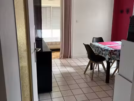 t2 meublé  lumineux  avec balcon et ascenseur