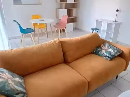 location meublée – t2 de 48 m² en rez-de-jardin avec jardin privatif – villefranche-sur-sa