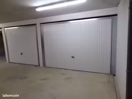 1 grand garage fermé  17 m2. 06110 le cannet rocheville