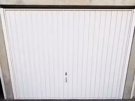 grand box/parking 16m² sécurisé villefontaine