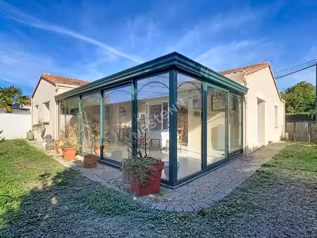 maison vallet de plain-pied 2014 en hyper centre  2 chambres + bureau  garage et extérieur