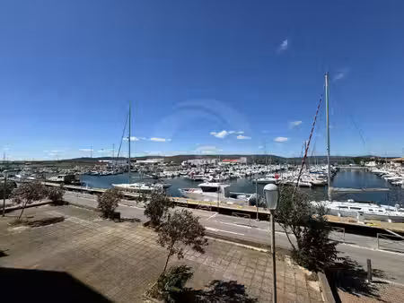 à deux pas du sable!