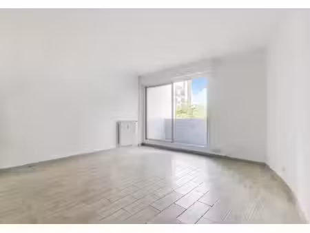 paris 19 : studio de 29m² en très bon état avec balcon
