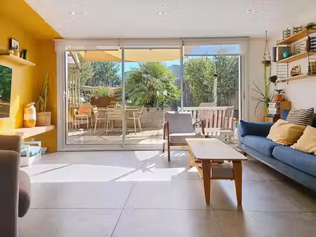 maison de ville rénovée avec goût  3 chambres  jardin clos et garage