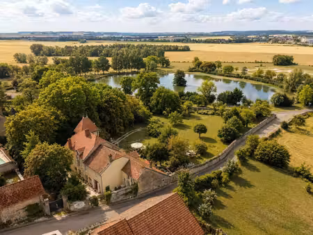 propriété de caractère d’environ 255 m² au cœur de montsaugeon – parc clos  sources et dép