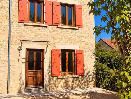 maison de village en pierre  avec cour et stationnement.