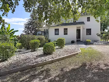 charmante villa dans un écrin de verdure au calme   3 chambre et un t2 indépendant  sous s