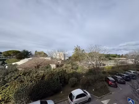 t2 meublé rénové vue dégagée exposition ouest