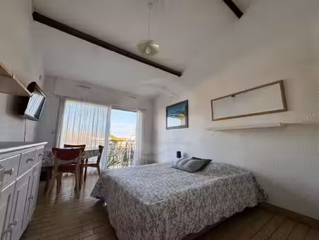 balcon  hauteur sous plafond et lumière : studio meublé à 40