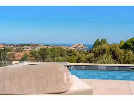 villa de luxe à vendre dans le quartier secteur périphérique