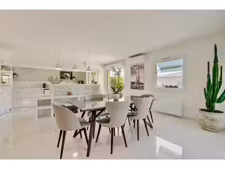 appartement contemporain et épuré en bordure de la sorgue.