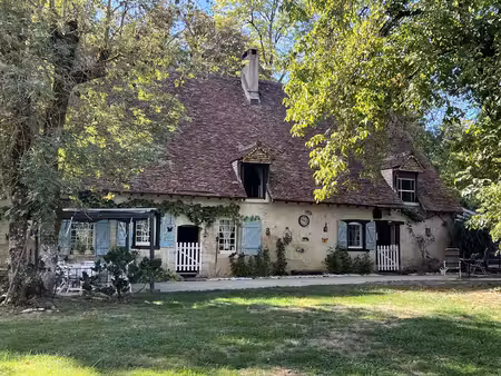 propriété 9730 m2 : ancien moulin restauré avec garage  parc  sources  rivière