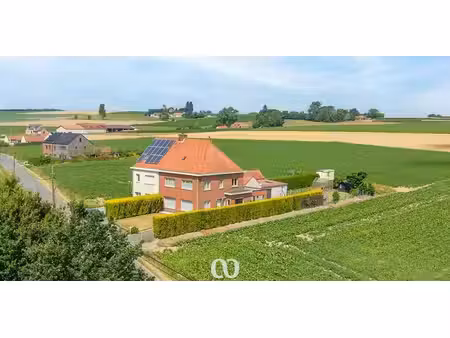 magnifique maison mitoyenne idéalement située.