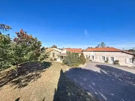 vente immeuble piscine à bressuire (79300) : à vendre piscine / 195m² bressuire