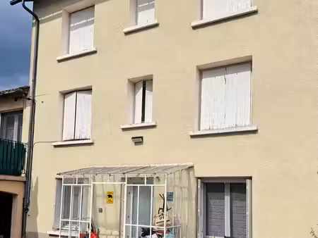 ensemble immobilier familial avec appartement indépendant  dépendances et potentiel — à de