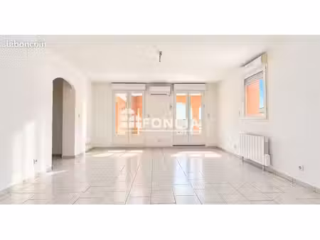maison de plain-pied avec garage attenant et deux terrasses