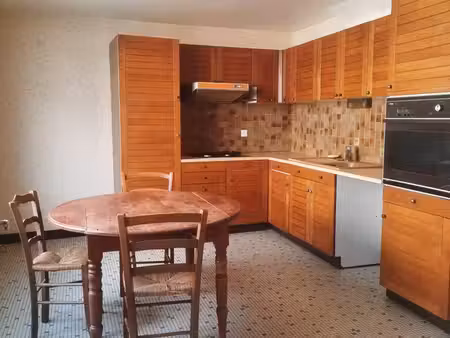maison t3 meublée 85 m² – 2 chambres – centre-bourg saint-flovier