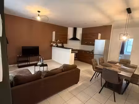 appartement meublé 65 m² avec cour intérieure privative – bagnols-sur-cèze