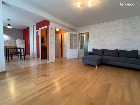 appartement meublé de 60 m² en rez-de-chaussée avec chambre et parking