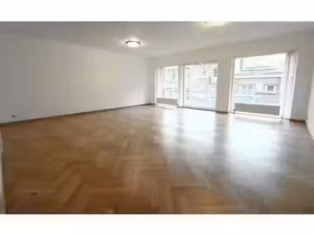 appartement à louer avec garage et terrasse   auderghem (vbe71403)