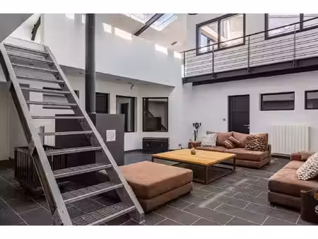 loft en duplex inversé avec terrasse et volume cathédrale