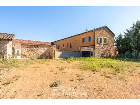 plateau à aménager avec jardin et stationnements