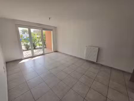 à louer t3 en rez-de-jardin avec 2 parkings saint-jory