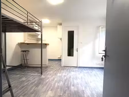 loue studio de 18 m2 situé à 10' à pied du lycée i