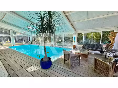maison atypique  piscine  jardin  double garage  atelier