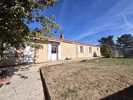 'cadre paisible pour cette longère avec jardin et dépendance