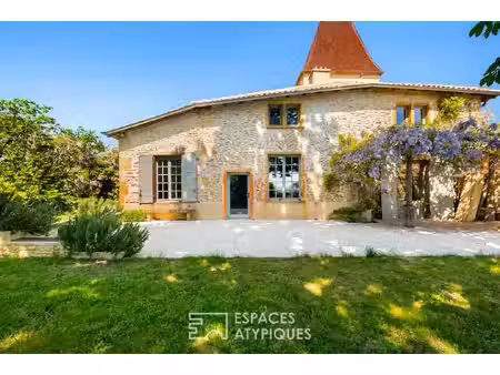 maison en pierres dorées du xviième siècle dans un château avec vue mont-blanc