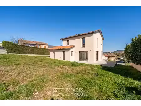 maison neuve avec jardin et garage