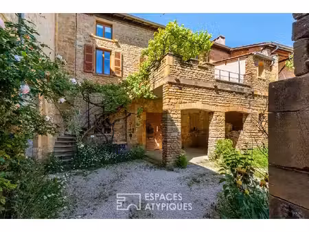 maison en pierres dorées à rafraîchir avec jardin et cave voûtée
