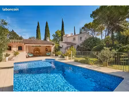 maison individuelle avec piscine dans résidence sécurisée