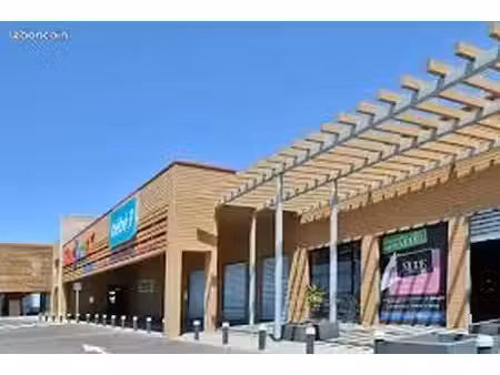 local commercial 750 m² istres