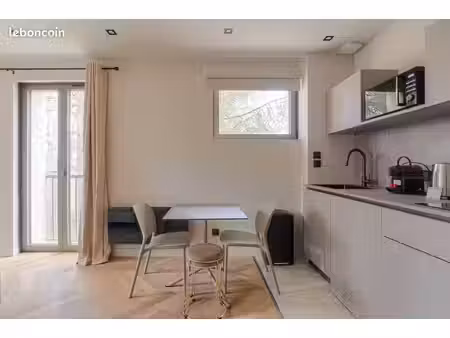 tout inclus - studio meublé avec parking et piscine partagée  la tour-de-salvagny