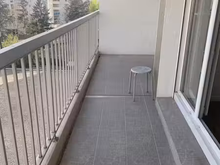 dans un parc arbore à prox de tout