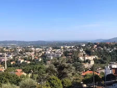 grasse centre - deux pièces 60 m2 avec balcon et vue panoramique. parking