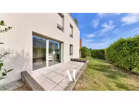 appartement t2 en rez-de-jardin avec garage place de parking 011