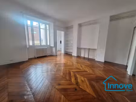 notre-dame : appartement atypique avec 6 chambres et extérieur.