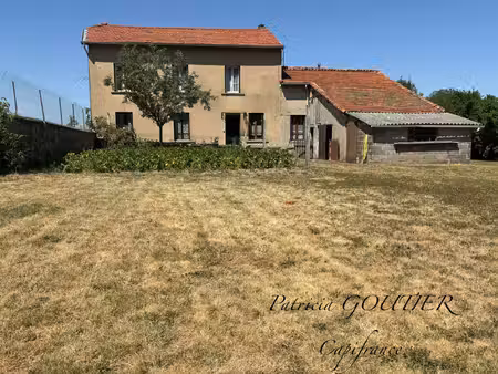 proche de noiretable : maison de campagne de 157 m2 avec dependances et terrain de 1200 m2