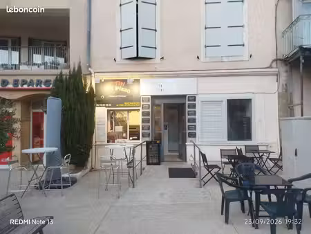 local pizza avec terrasse et place de parking