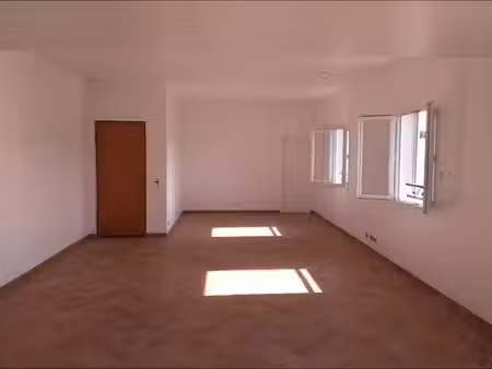 trets vends local 69m2 au cœur de la zone de la burlière