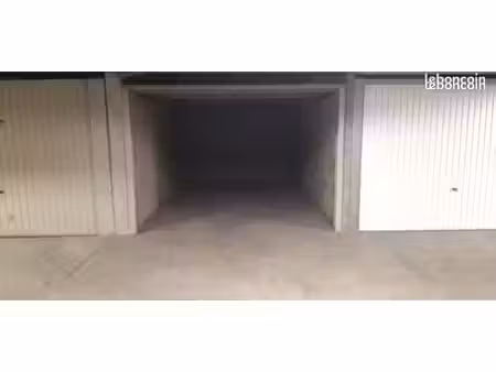 garage securisé - 10m du métro - boulevard des canuts : caluire - croix rousse