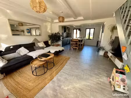 maison meublée avec 2 chambres et espace aménagé sous combles
