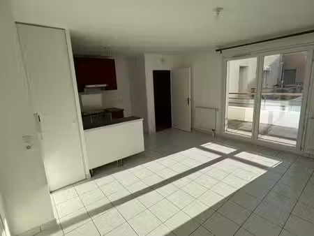 ? à louer – t2 meublé avec balcon et parking – 1 000 charges comprises lieusaint