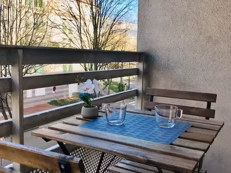grand studio neuf  meublé avec balcon